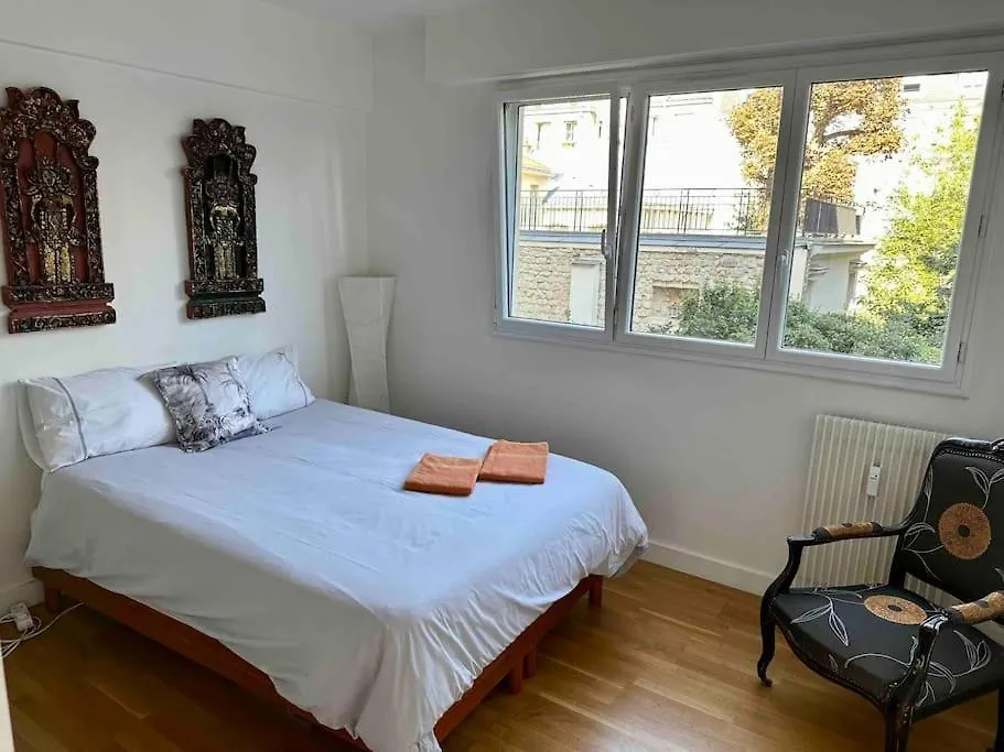Private Bedroom 2 Near Eiffel Tower, Saint Germain * Париж